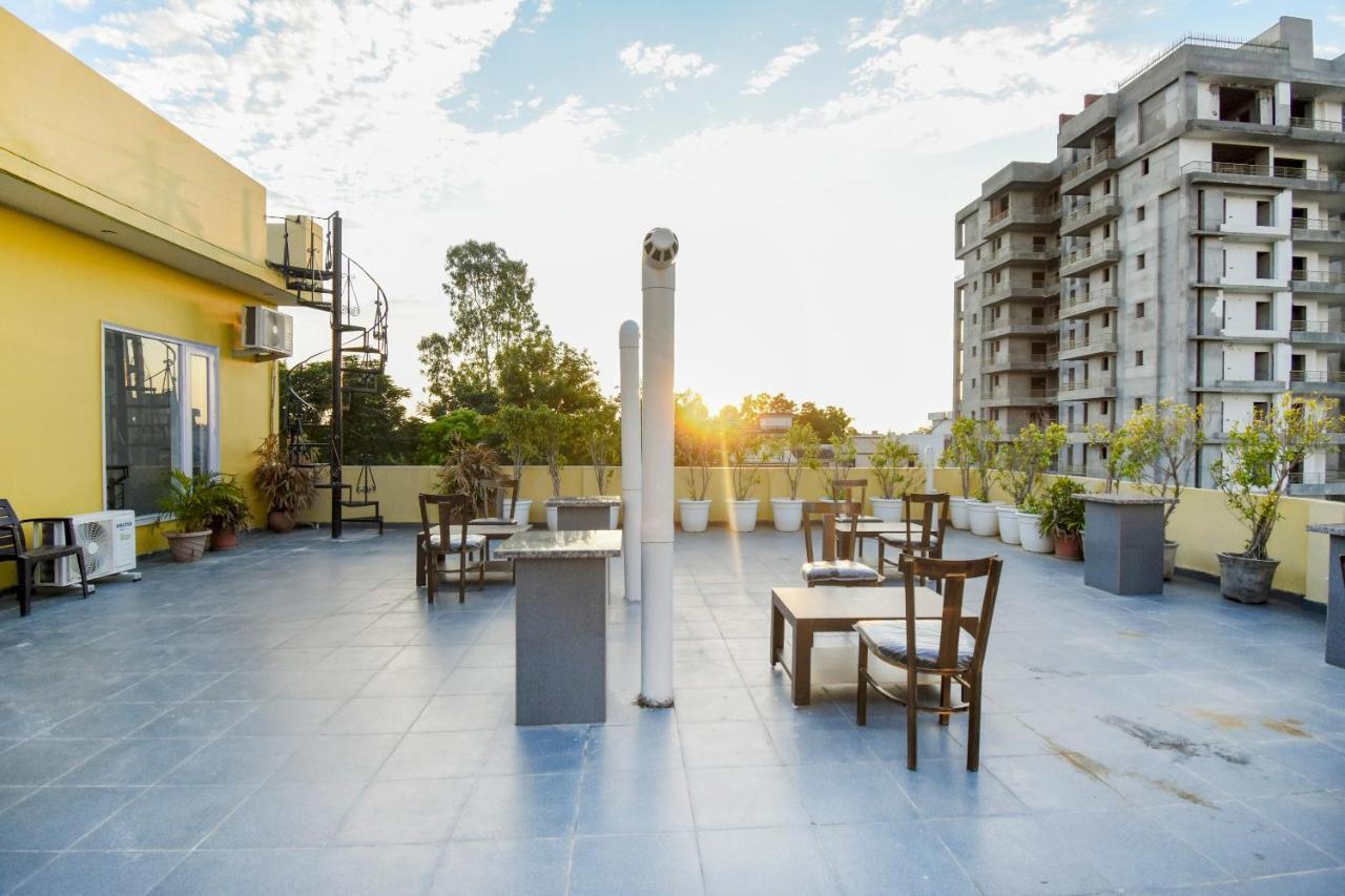 Готель Oyo 75460 Sky High Residency Лудхіяна Екстер'єр фото